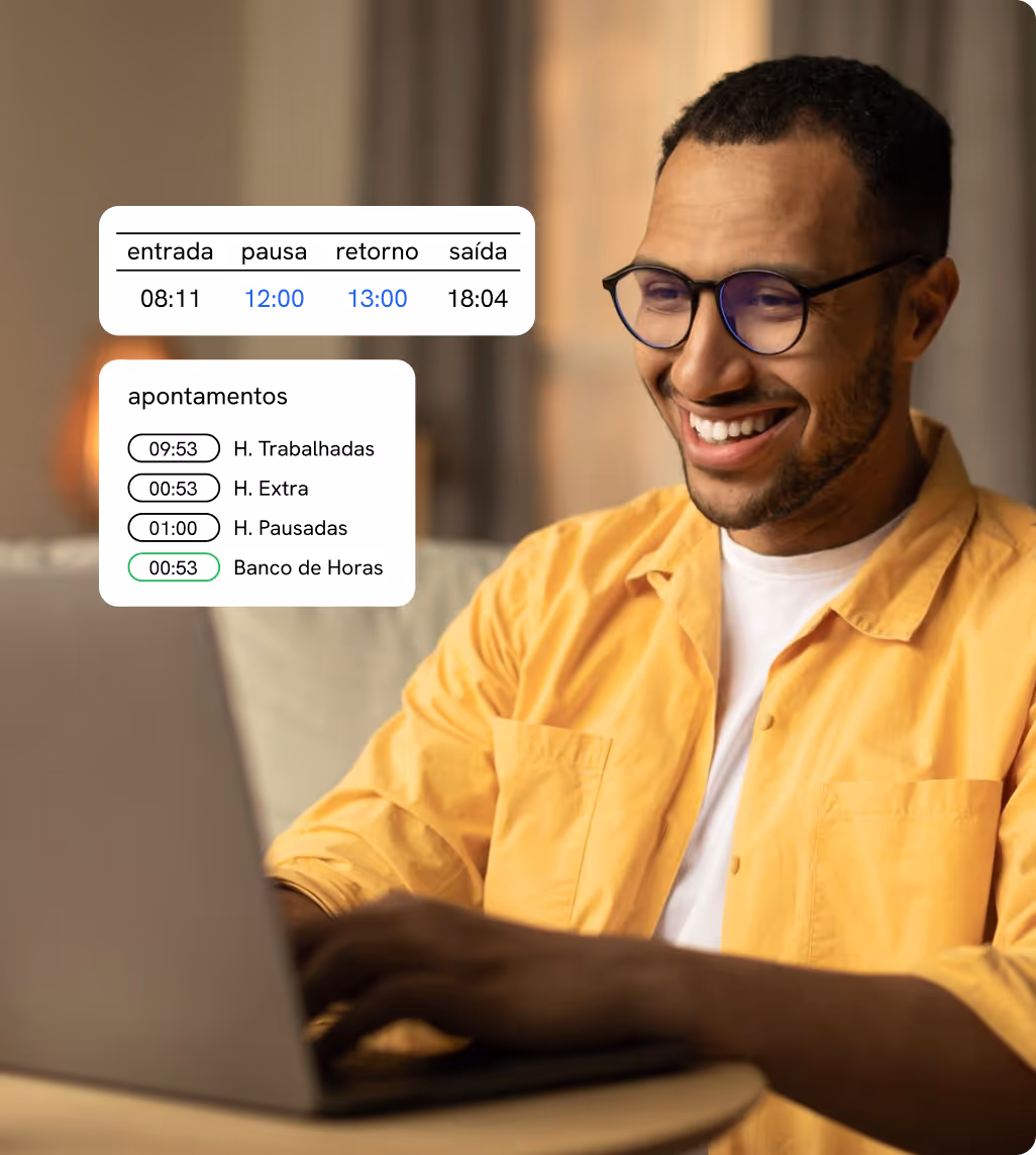 Hombre sonriendo frente a una notebook con los turnos registrados en pantalla.