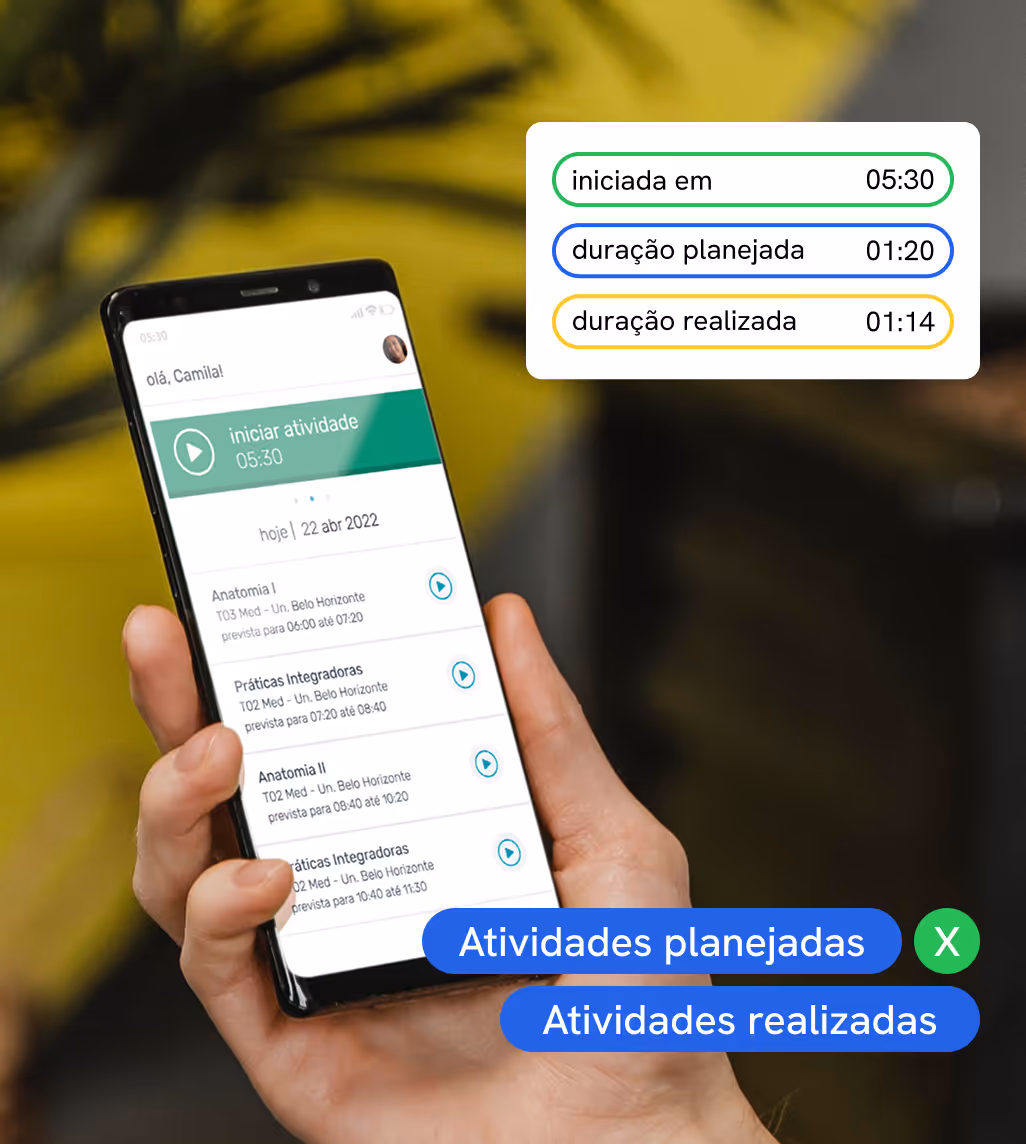 Mano sosteniendo un celular con una aplicación de gestión de tareas abierta.
