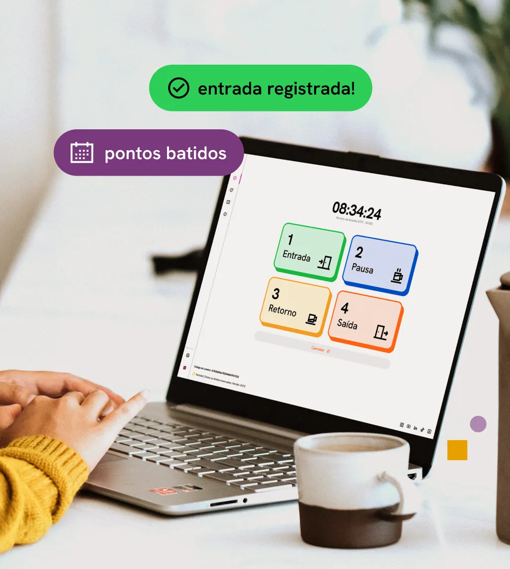 Mano sosteniendo un celular registrando asistencia con reconocimiento facial de Pontotel.