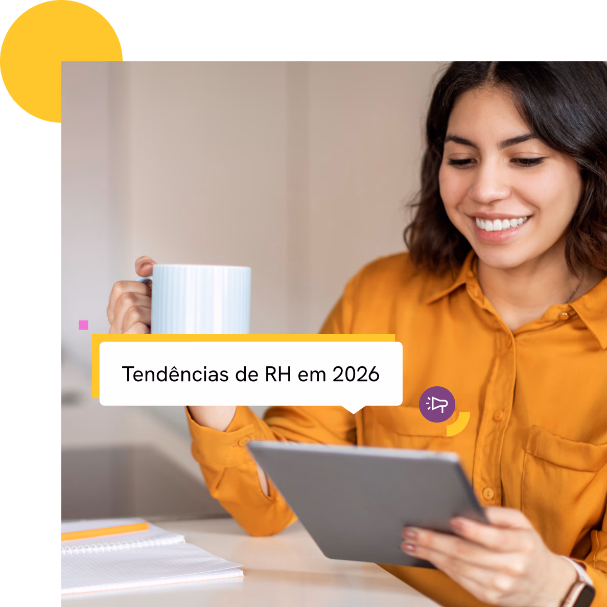 Mujer sonriendo sosteniendo una tablet con el mensaje "Tendencias de RRHH 2026"