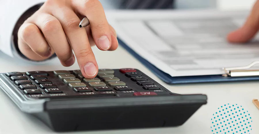 imagem de uma pessoa usando uma calculadora, representando o desconto do DSR