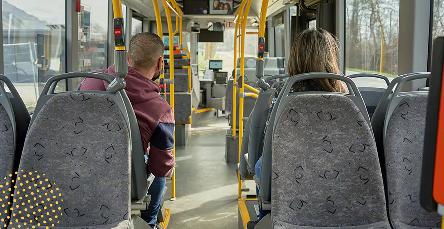 vale-transporte-duvidas-comuns-min imagem de um ônibus coletivo com assentos vazios, representando o vale transporte