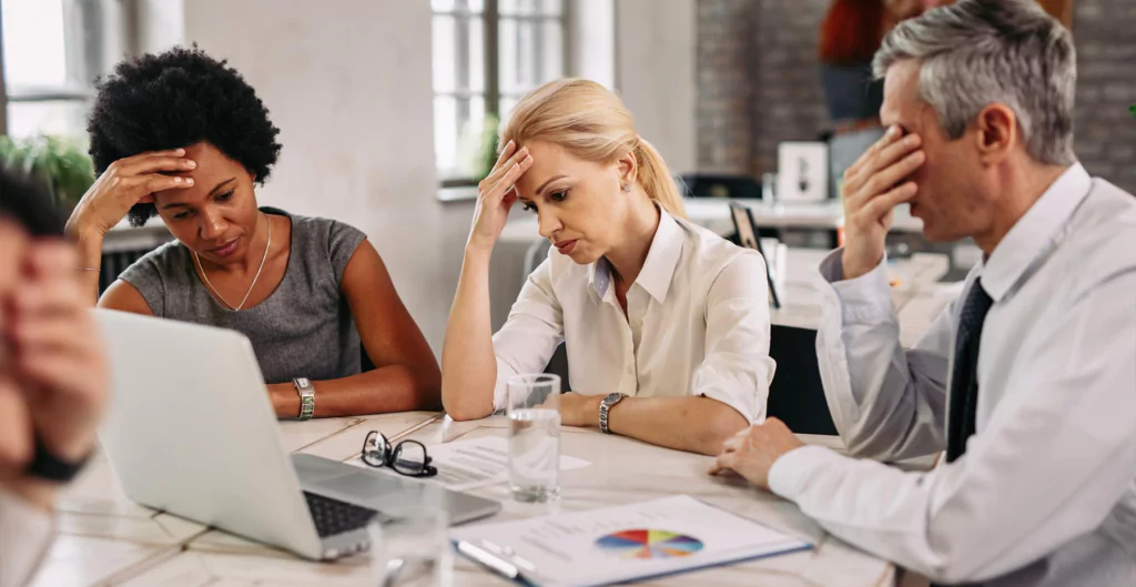 Três pessoas com semblante de cansados