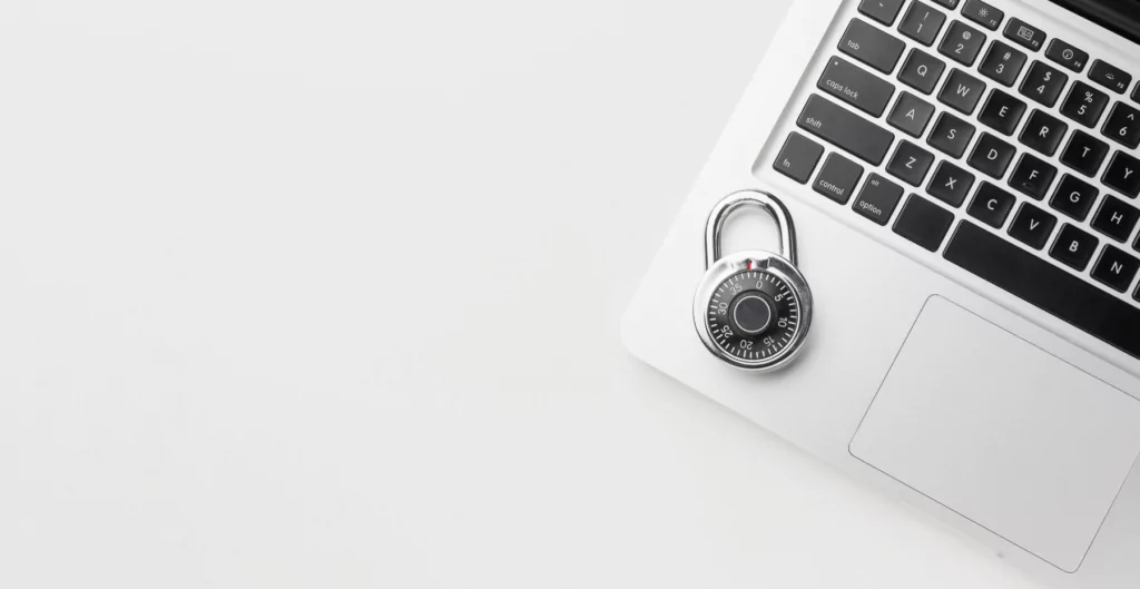 Um laptop com um cadeado em cima dele