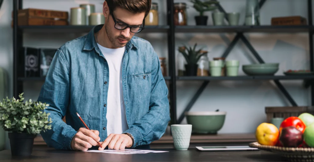 homem escrevendo uma carta para o sindicato